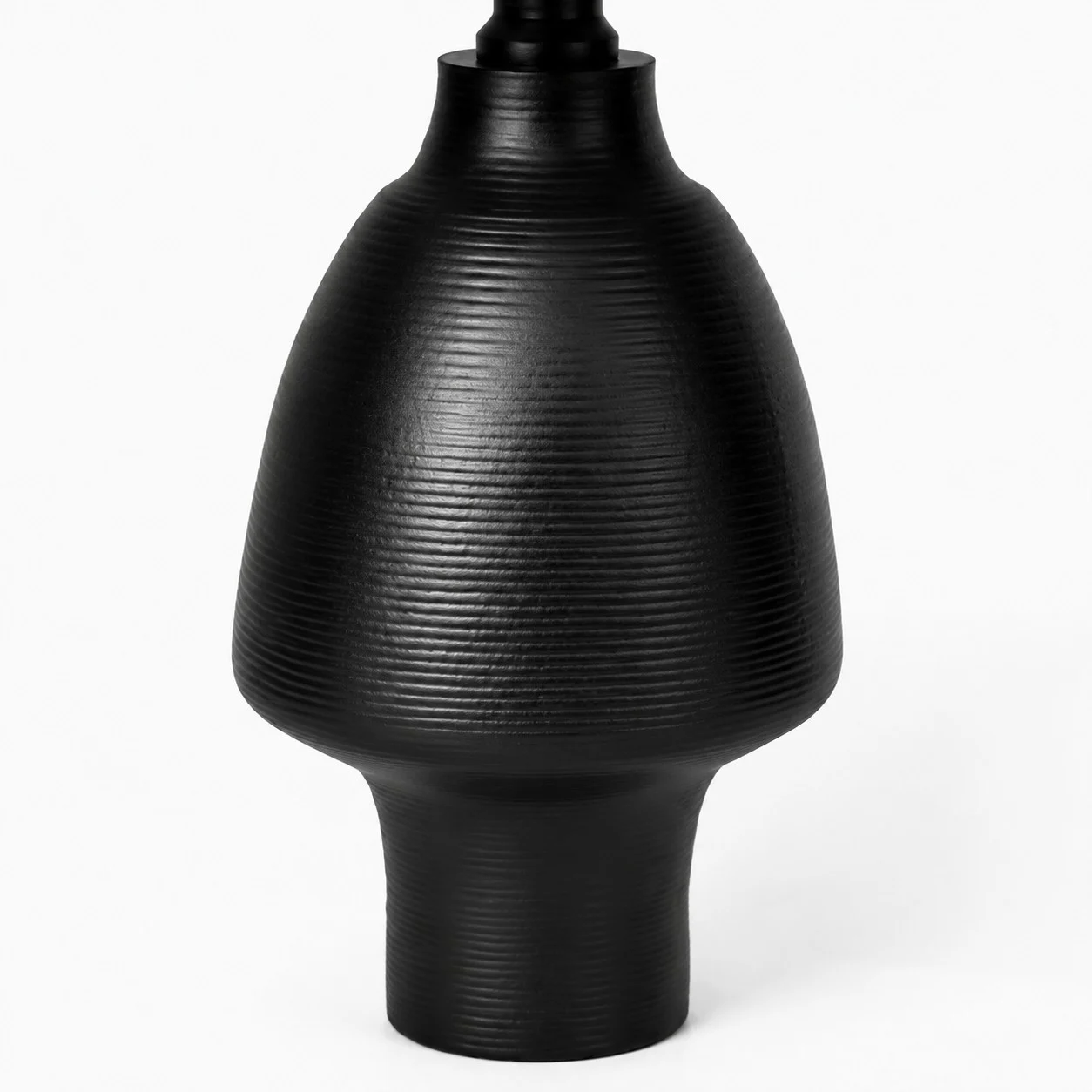 Black ribbed ceramic base detail
